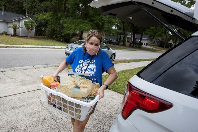 Image: Charlotte Emerson from the CALS dean’s office delivers food baskets in Alachua County to alleviate hunger early in the pandemic. Photo Credits: UF/IFAS Photo by Tyler Jones